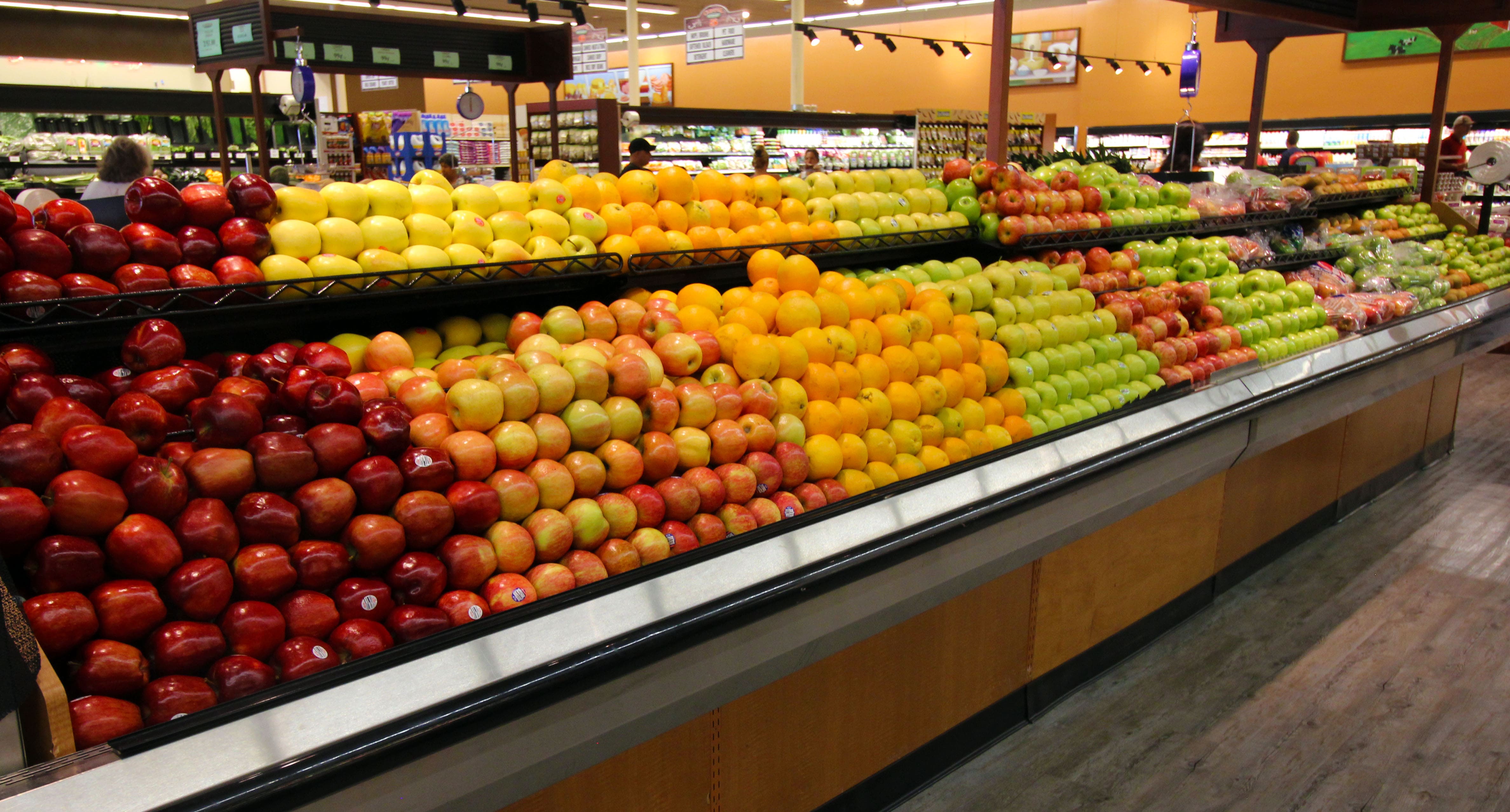 Фруктовый оазис. Овощи в супермаркете. Фрукты в супермаркете. Овощи и фрукты в супермаркете. Выкладка экзотических фруктов в магазине.